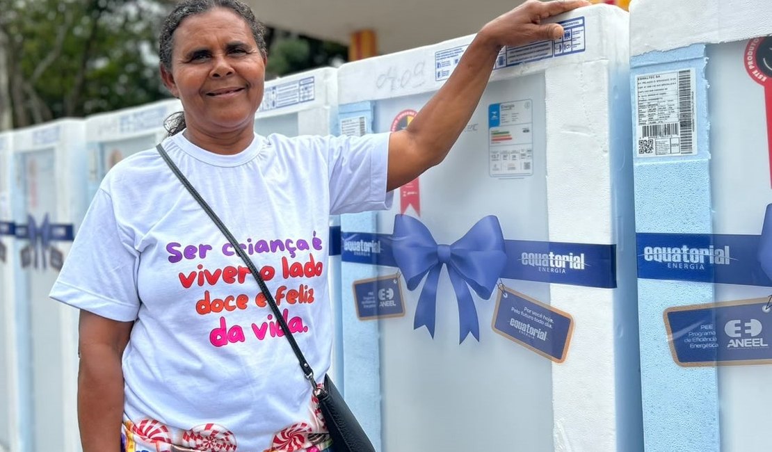 Moradora de Matriz de Camaragibe comemora troca de geladeira após 25 anos