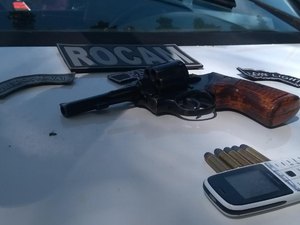 Polícia apreende arma de fogo dentro de veículo na Feira da Troca, em Arapiraca
