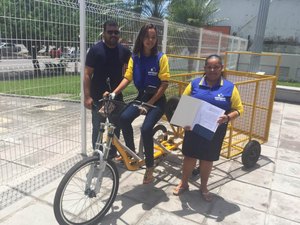 Catadores do litoral Norte recebem bicicletas para coleta de lixo