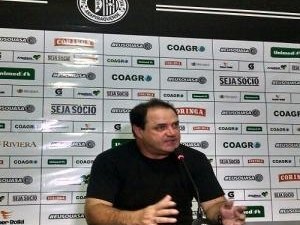 Durante treino, Vica analisa desempenho dos atletas