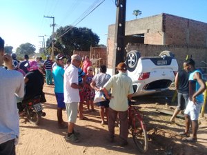 Homem capota em veículo após desviar de cachorro do povoado Batingas