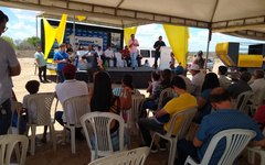 Prefeito, secretários, vereadores e a população do Povoado Alagoinha participaram da assinatura da ordem de serviço da construção de escola na zona rural