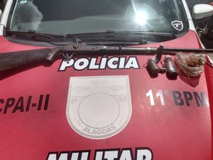 Homem é preso em flagrante por posse ilegal de arma de fogo, em Porto Real do Colégio