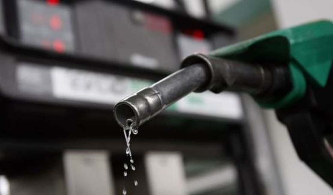 Preço médio da gasolina fica estável e do diesel recua 0,25%