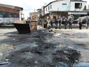 Trânsito fica lento em bairro de Maceió depois de moradores queimarem pneus