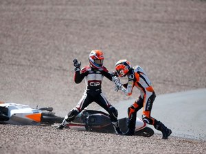 Pilotos brigam após batida na Moto3