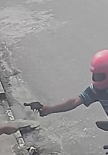 Assalto à mão armada é flagrado por câmera de segurança no Village Campestre