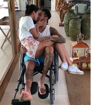Bruna Marquezine consegue folga de novela para ficar com Neymar, recém-operado