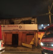 Borracharia pega fogo no bairro do Poço