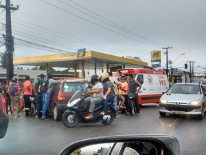 Colisão envolvendo carro e moto deixa dois feridos na parte alta de Maceió