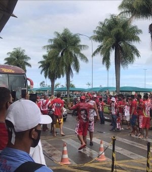 Torcedores do CRB recebem jogadores no Aeroporto Zumbi dos Palmares com muita emoção