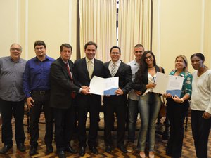 Câmara de Maceió empossa dois dos quatro aprovados em concurso público
