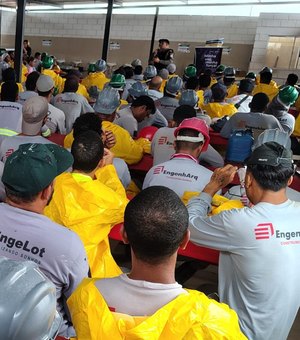 MPAL visita obra e sensibiliza trabalhadores da construção sobre combate à violência contra a mulher
