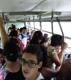 PRF flagra ônibus escolar com 30 passageiros excedentes, na BR-316