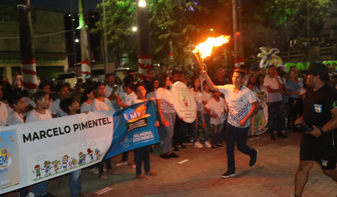 Desfile pelas ruas da cidade de Palmeira marca abertura dos Jogos Escolares Municipais