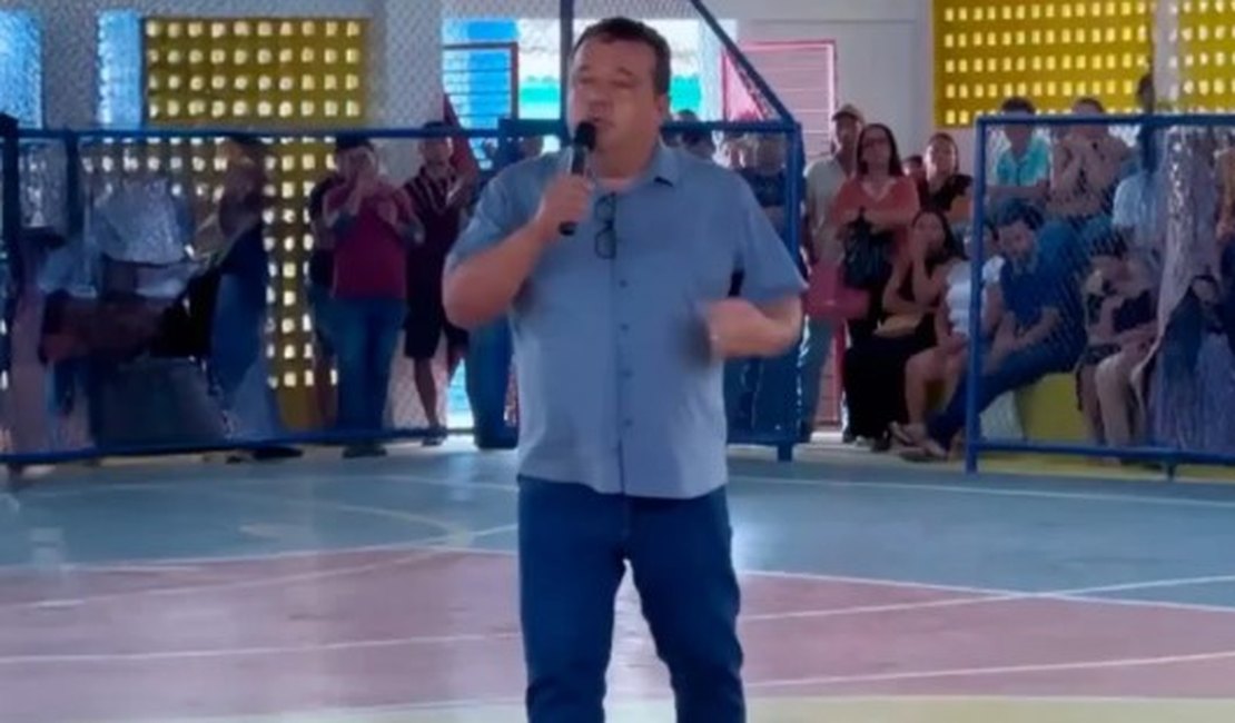 Prefeito convoca reunião em ginásio e promove demissão em massa de contratados