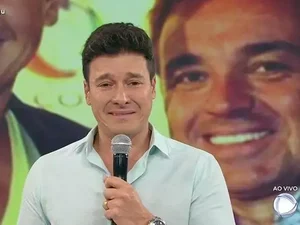 Rodrigo Faro pergunta de audiência em homenagem a Gugu e é criticado