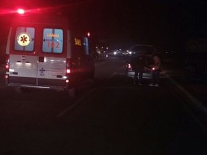 Motociclista foge ao atropelar ciclista na AL-220 e mulher da garupa cai na pista