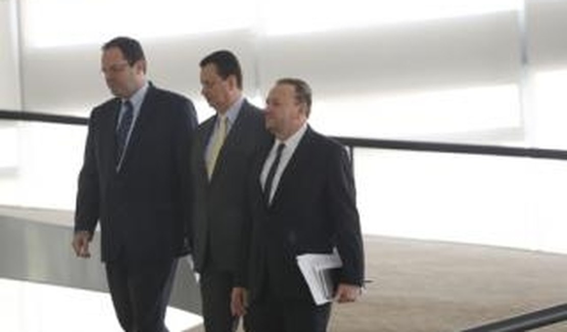 Governo anuncia corte de 10 ministérios