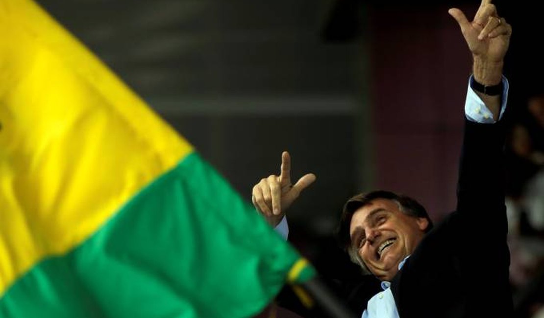 Bolsonaro lidera corrida presidencial em 1º e 2º turnos, diz pesquisa