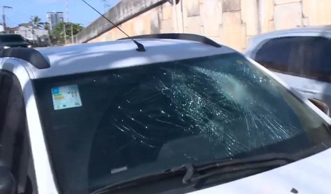 Motorista joga carro contra suspeitos para fugir de assalto em Jacarecica