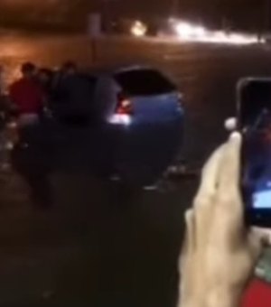 [Vídeo] Família fica ilhada em carro e é salva por populares