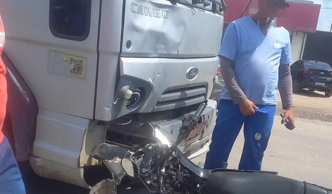 Colisão frontal entre caminhão e motocicleta deixa uma pessoa ferida no Santos Dumont