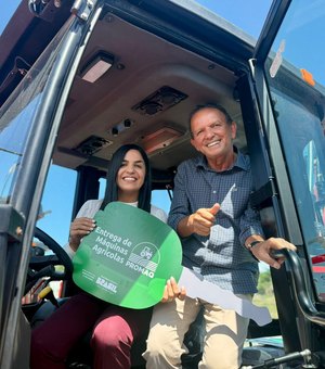 Prefeita celebra conquista com nova retroescavadeira para São Luís do Quitunde