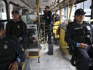 Mais 15 presos são transferidos do Ceará para Penitenciária Federal em Mossoró
