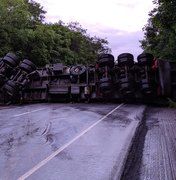 Carreta com mercadorias de vidro tomba e deixa um ferido, em Teotônio Vilela