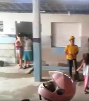 [Vídeo] Reforma em escola pública de Arapiraca acontece com crianças estudando