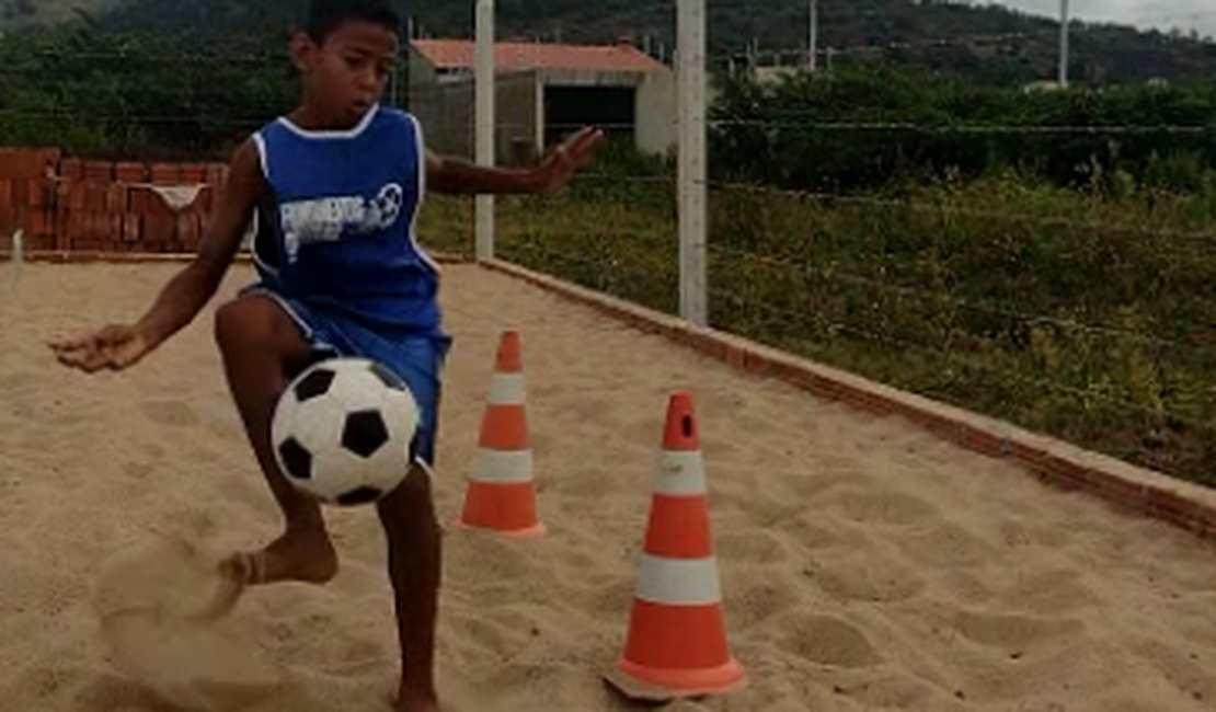 [Vídeo] Jovem talento da bola de Palmeira dos Índios de apenas 10 anos vai fazer teste no São Paulo