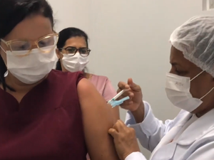 Parceria entre HE do Agreste e SMS de Arapiraca vacina profissionais contra influenza e sarampo