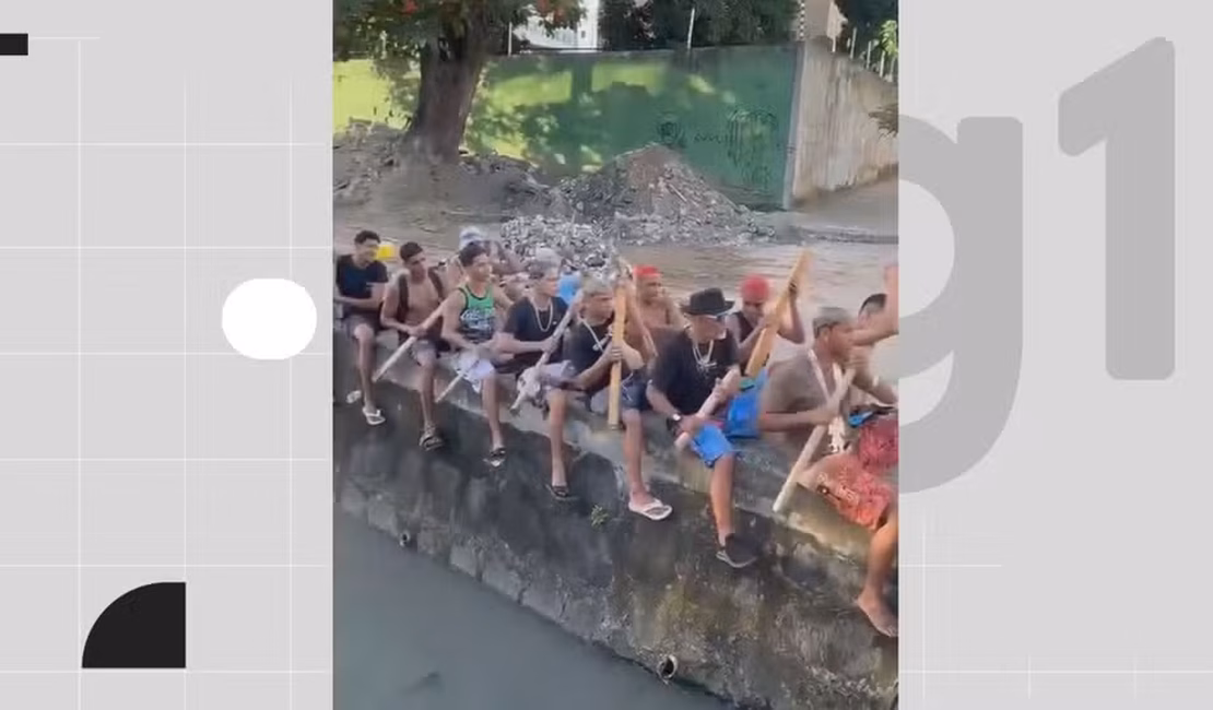 Brasileiros recriam remada viking da Noruega com canal de esgoto, 'ratos' e tonel de obra