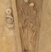 Pesquisadores encontram na China esqueletos abraçados há 1.500 anos