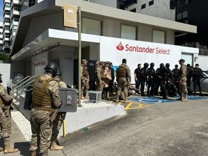 Sequestro a gerente de banco na Ponta Verde; confira imagens do simulado da SSP em AL