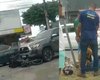 Motocicleta vai parar embaixo de para-choque de carro após acidente na Bomba do Gonzaga