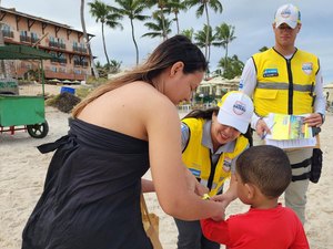 Ronda no Bairro distribui pulseiras de identificação para crianças nas praias do Francês e de Maceió