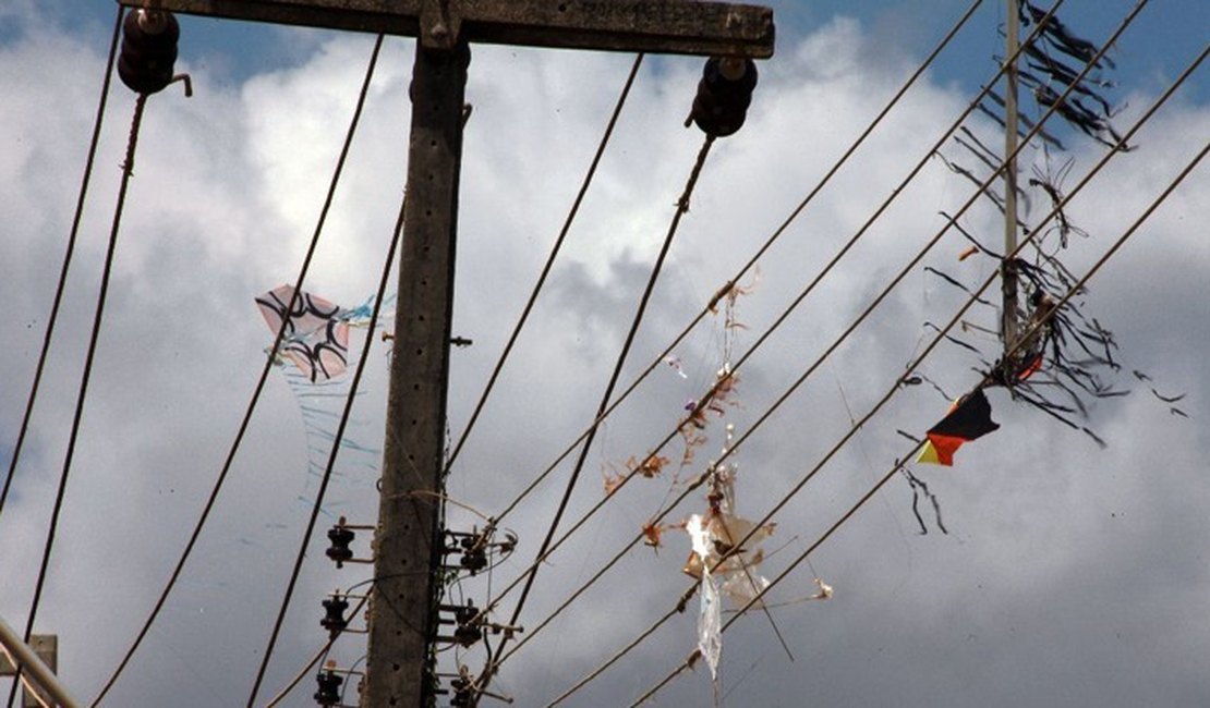 Equatorial Alagoas faz alerta sobre os riscos e perigos de empinar pipas perto da rede elétrica