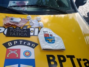 Após denúncia, homem é preso em casa por tráfico de drogas 