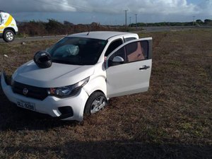 Ao fazer conversão, condutora bate no canteiro central, na Barra de São Miguel