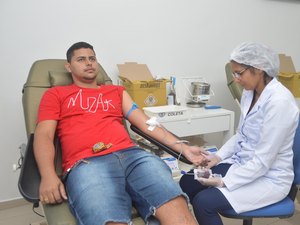 Hemoal faz coleta de sangue e cadastro de medula óssea em centro universitário