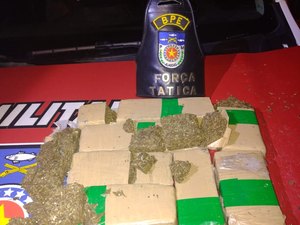 PM apreende 4kg de maconha que estava dentro de sacola em terreno baldio