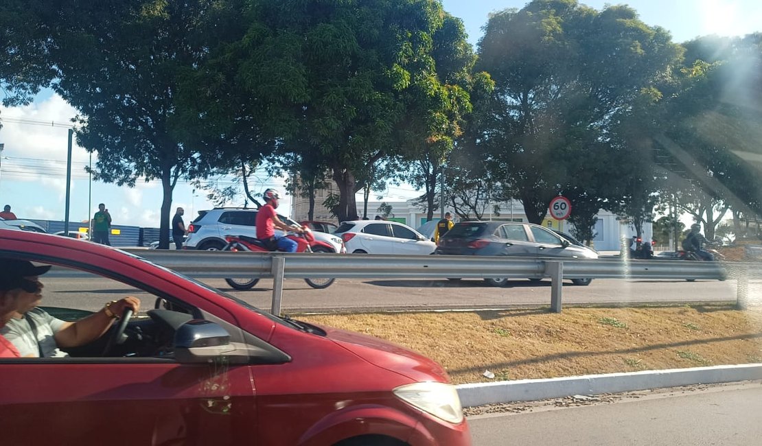 Acidente de trânsito envolvendo seis veículos deixa trânsito lento na Av. Durval de Góes Monteiro