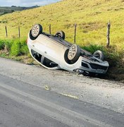Condutor perde controle do veículo e capota na AL-465, em Porto Calvo