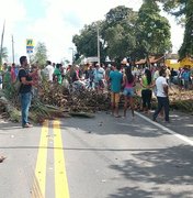 Sem energia há 24h, moradores de Atalaia interditam BR-316