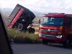 [Vídeo] Carreta com carregamento de milho despenca na Serra das Pias em Palmeira dos Índios