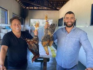 Gusttavo Lima e Leonardo são criticados por publicar foto segurando galinhas mortas