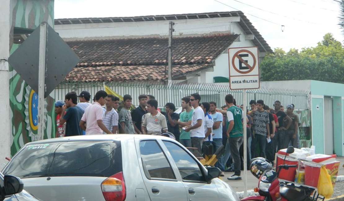 Jovens fazem fila para alistamento militar em Arapiraca 