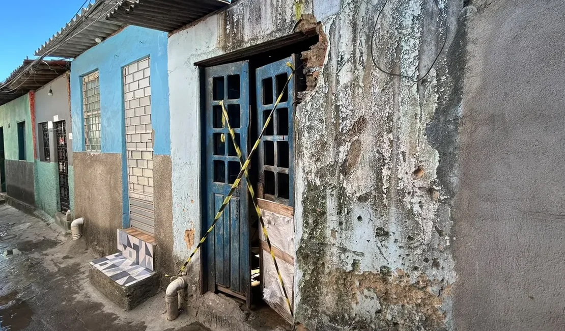 Incêndio atinge casa no bairro da Levada e morador é resgatado por vizinhos